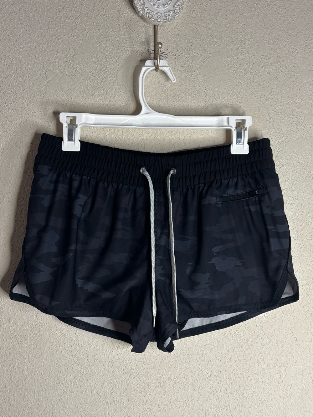 Vuori Clementine Short Black Watercolor Camo VW304 size medium
